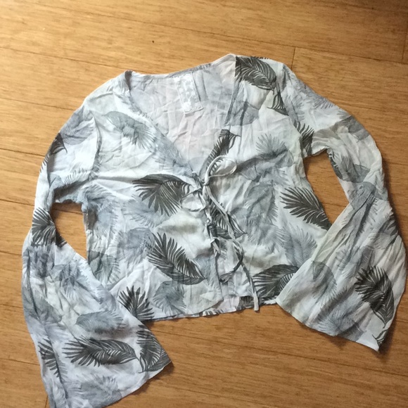 Sadie & Sage Tops - Sadie & Sage bell sleeves crop top